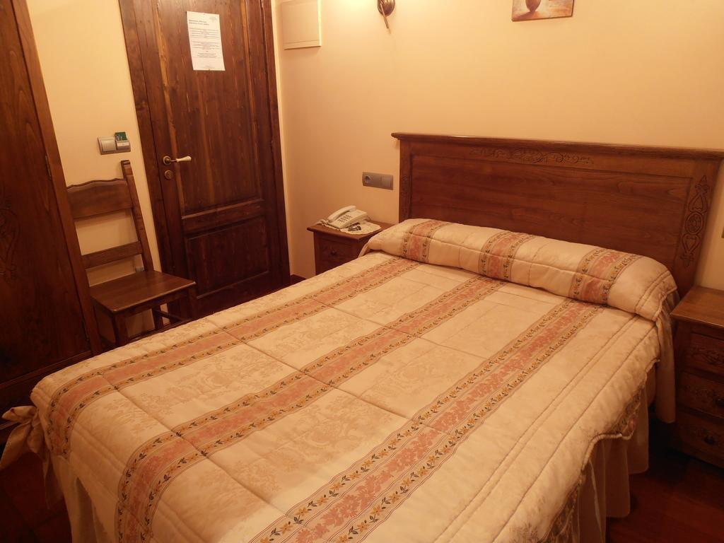 פונפרדה Hostal Virgen De La Encina חדר תמונה